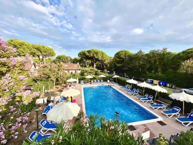 piscina-esterna-hotel-old-river-lignano