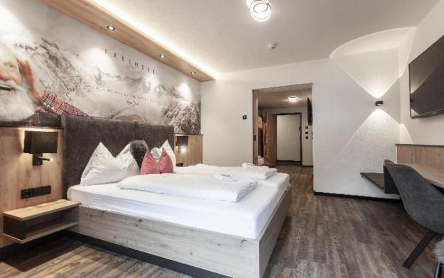 first_mountain_hotel_oetztal_ehem_sulztalerhof_gries_bei_laenge
