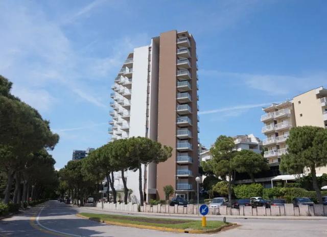 27116347-condominio-bianco-nero