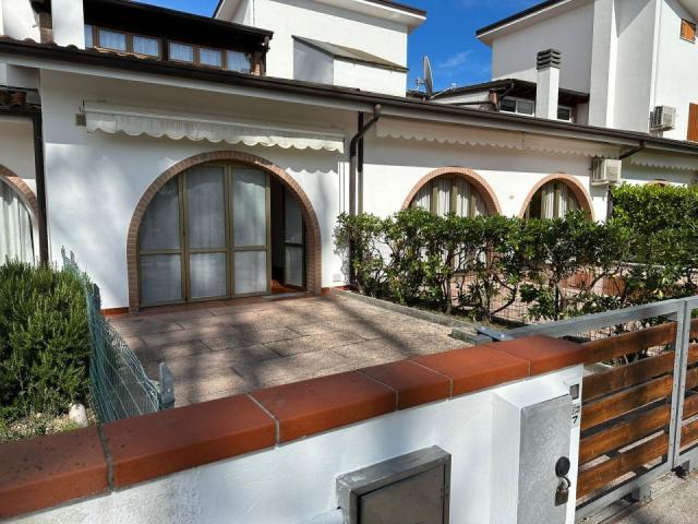 935266-esterno