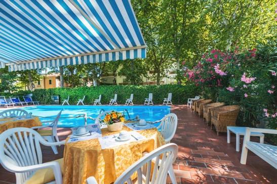 2441_02_athena_cervia_piscina_estate
