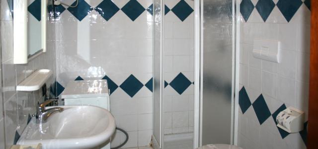 blusardegna-oasianfiteatro-residence_trilo-bagno-01
