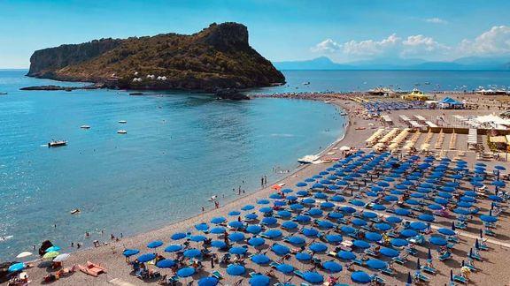 sm-0576x0324-241211205422-spiaggia-luce-strana