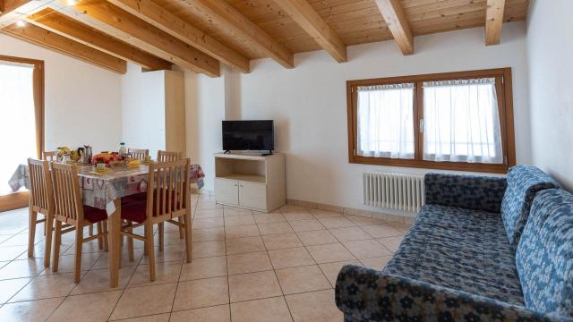 soggiorno-appartamento-papavero-residence-cime-doro-1920x1080