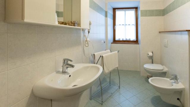 bagno-appartamento-bucaneve-residence-cime-doro-1920x1080