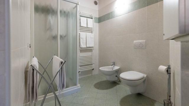bagno-appartamento-giglio-rosso-residence-cime-doro-1920x1080