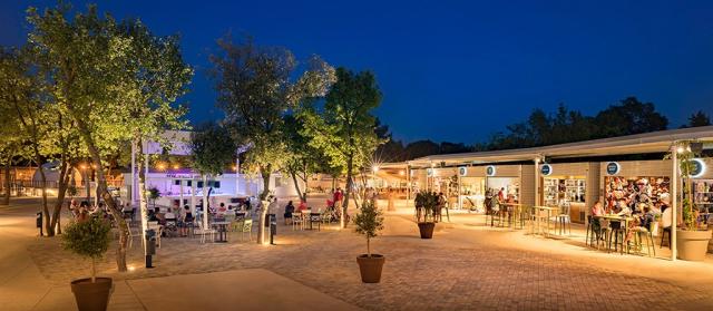 lanterna-premium-camping-resort-piazza-overview-light.jpg