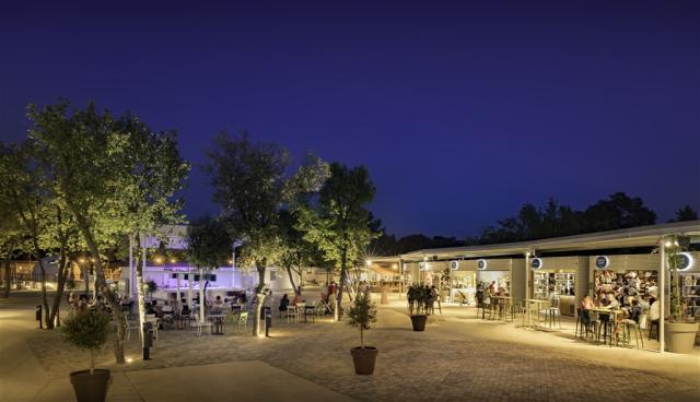 Camping Resort Lanterna_piazza_7.jpg
