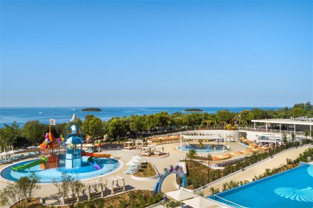 istra-premium-camping-resort-infinity-pool-side-light.jpg