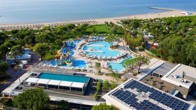 Foto area Piscina Camping Mediterraneo 2020.jpg
