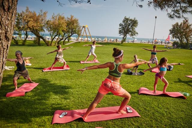 138-Yoga-stretching-gymnastic-actitivies-Camping-Mediterraneo.j