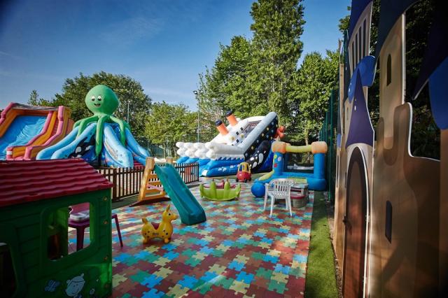 135-Playvillage-inflatable-games-Mediterraneo.jpg