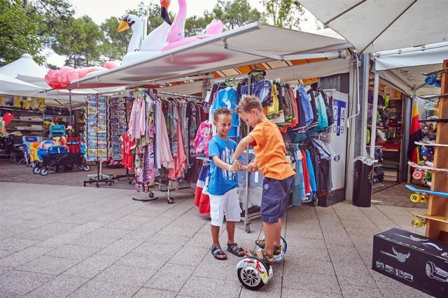 146-Basar-souvenirs-games-Camping-Village-Mediterraneo.jpg