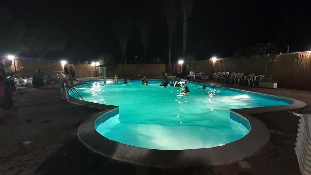 piscina di notte.jpg