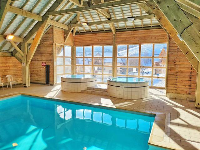 Les-Fermes-de-Saint-Sorlin-bain-a-remous-piscine.jpg