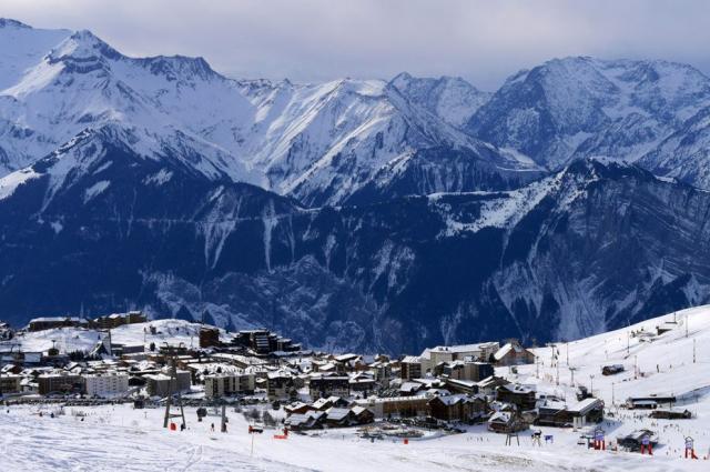 station-alpe-huez-vue-haut-pistes-930x618.jpg