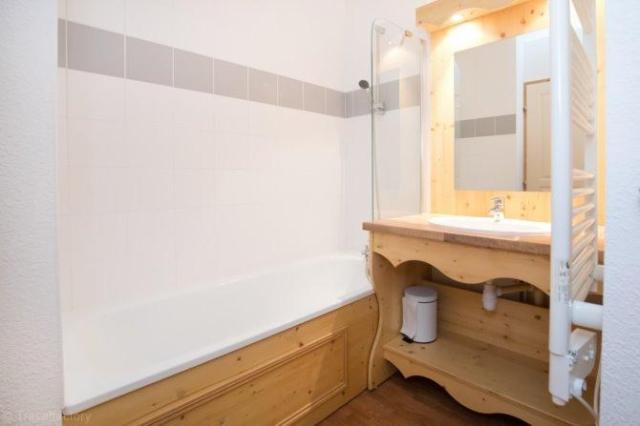 residence-le-hameau-des-eaux-d-orelle-salle de bain.jpg