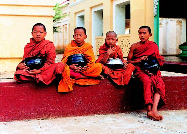 <p>Thajsko - Chiang Mai - ranní procesí mnichů</p>