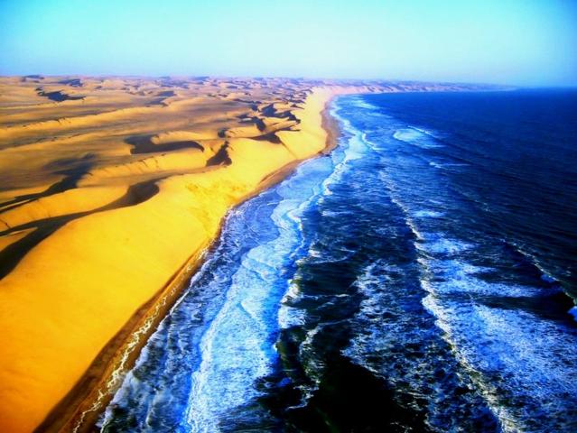 <p>Namibie - NP Namib Naukluft - Atlantik ostře kontrastující s
