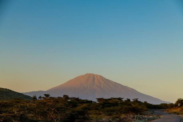 <p>Tanzánie – pohled na Mt. Meru z Arushi</p>