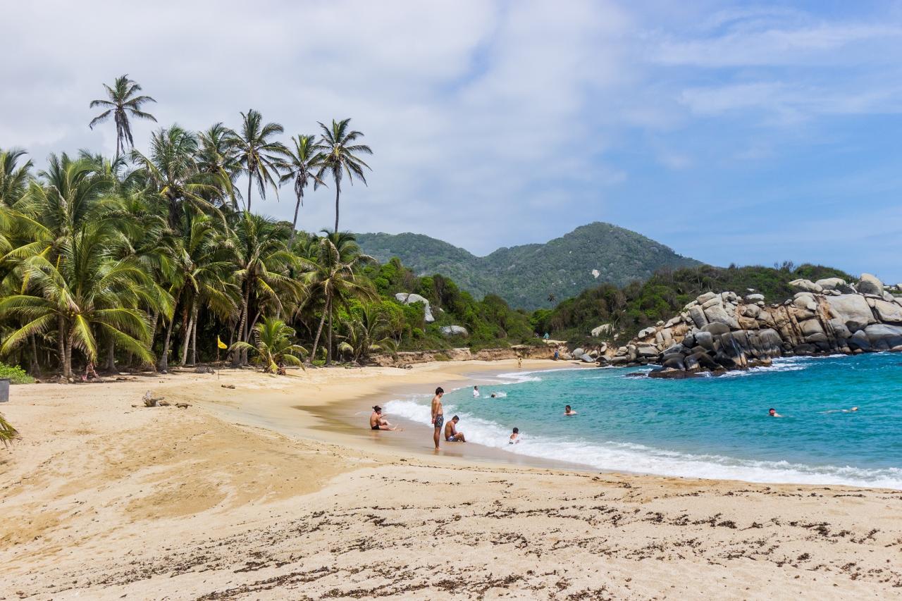 <p>Kolumbie – pláže v NP Tayrona – foto Levi Ari Pronk on Unspl