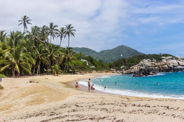 <p>Kolumbie – pláže v NP Tayrona – foto Levi Ari Pronk on Unspl