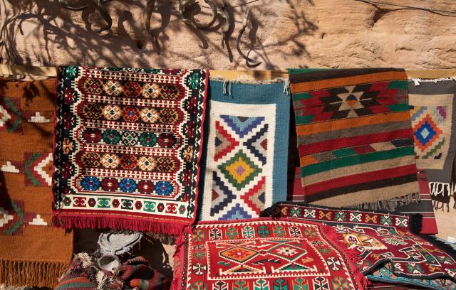 <p>Jordánsko – barevné koberce lákají ke koupi – foto M. Grmole