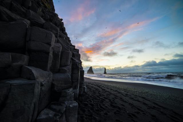 <p>Island – černá pláž u městečka Vík – foto Chris Ried on Unsp