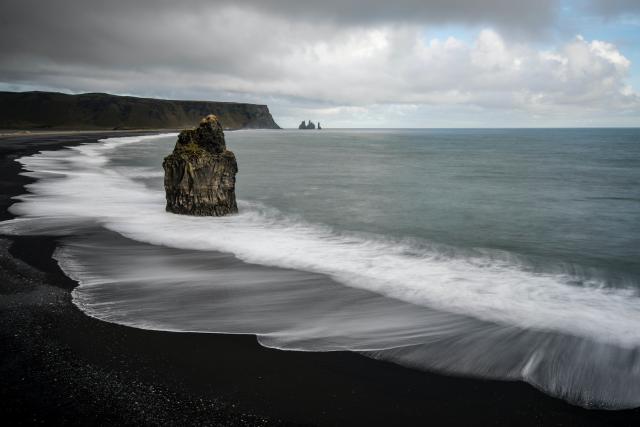 <p>Island – černá pláž u městečka Vík – foto Jonathan Bean on U