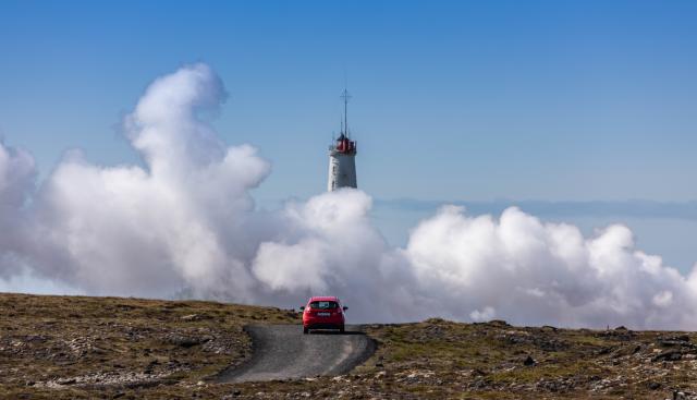 <p>Island – maják u Gunnuhver – foto Michael Held on Unsplash</