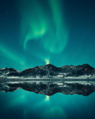<p>Island – polární záře čaruje – foto Benjamin Suter on Unspla