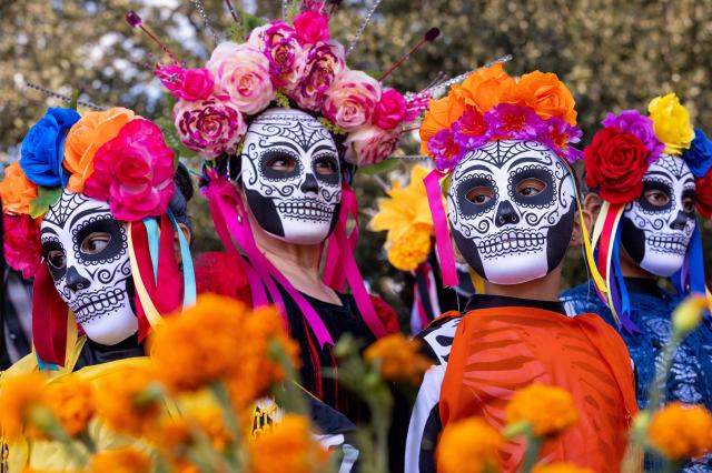 <p>Mexiko - masky v ulicích na Día de Muertos</p>