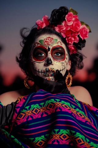 <p>Mexiko - masky v ulicích na Día de Muertos</p>