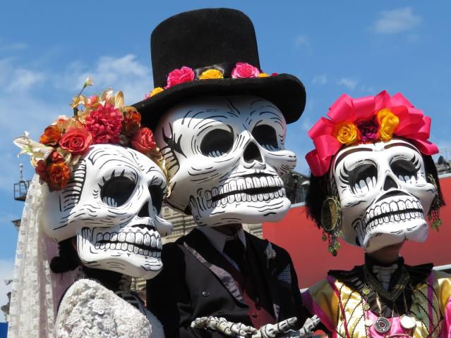 <p>Mexiko - masky v ulicích na Día de Muertos</p>