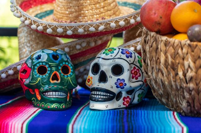 <p>Mexiko - zdobené lebky na Día de Muertos</p>