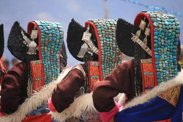 <p>Indie - ozdoby žen (Perak) na festivalu v Ladakhu</p>