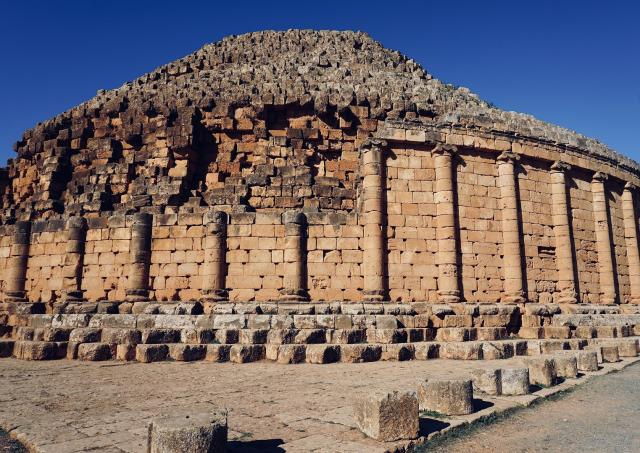 <p>Alžírsko – monumentální hrobka v Medracen –  foto Azzedine R