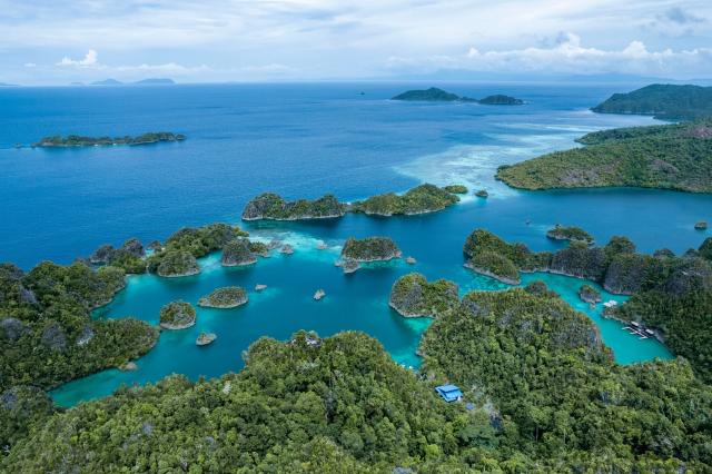 <p>Raja Ampat - zátoka Piaynemo - foto Swanson Chan on Unsplash