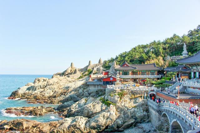 <p>Jižní Korea – chrám Haedong Yonggungsa v Pusanu – foto Jo Qu