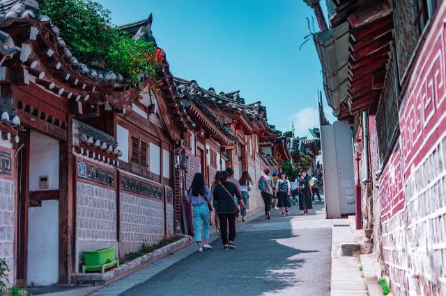 <p>Jižní Korea – tradiční architektura uprostřed Soulu</p>