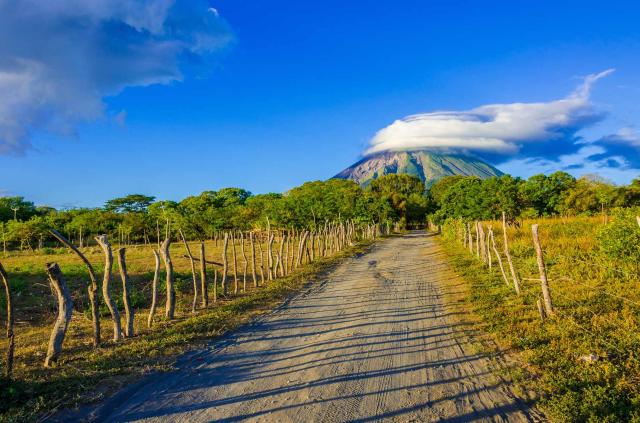 <p>Nikaragua - Isla de Ometepe - výhled na jednu ze dvou sopek<