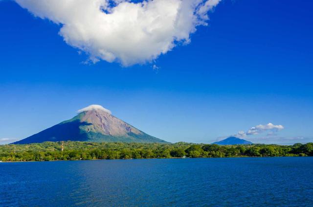 <p>Nikaragua - Isla de Ometepe - výhled na obě sopky</p>