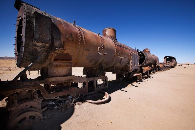 <p>Bolívie - pohřebiště lokomotiv u Uyuni - foto M. Grmolenská<