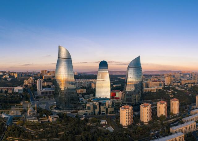 <p>Ázerbájdžán - Plamenné věže v Baku - foto Lloyd Alozie on Un