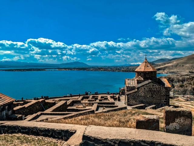 <p>Arménie - klášter Sevanavank s jezerem Sevan - foto Artem Da