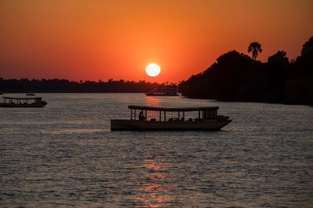 <p>Zimbabwe - západ slunce na řece Zambezi - foto M. Grmolenská