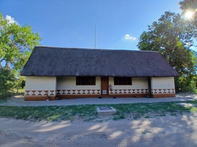 <p>Botswana - budova toalet a sprch v kempu v oblasti Moremi</p