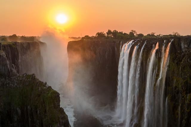 <p>Zimbabwe - Viktoriiny vodopády při západu slunce</p>