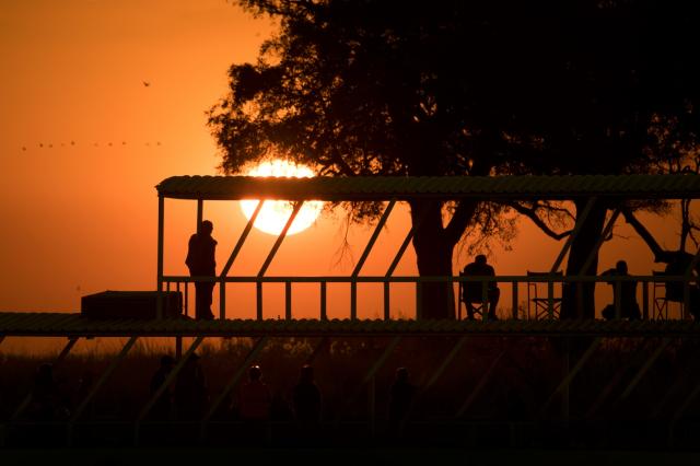 <p>Botswana - západ slunce na řece Chobe - foto M. Grmolenská</