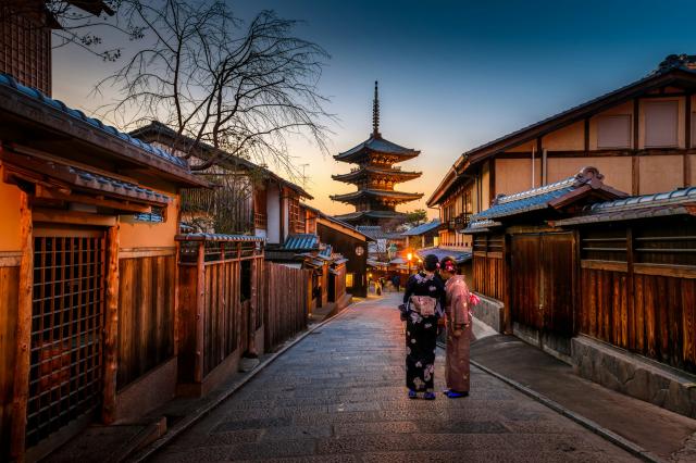 <p>Japonsko - gejši v historické uličce v Kjótu - foto Sorasak 